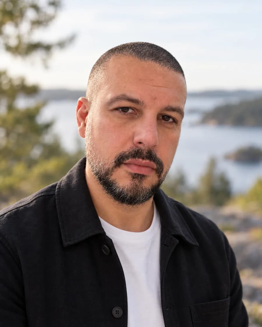 Ardalan Rahimi Balov vid en sjö